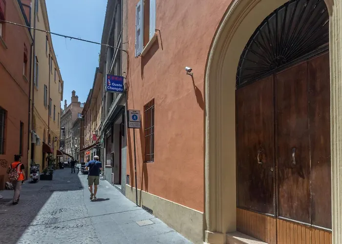 Asinelli, Bologna By Short Holidays